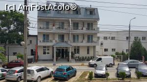 [P01] Intrarea în vila Petra. Vila nu are parcare. Parcarea care se vede este pe domeniul public și este tot timpul ocupata. La intrarea în vila este un spațiu marcat pe care nu are voie sa stea decât mașina patronului.  » foto by ssy
 - 
<span class="allrVoted glyphicon glyphicon-heart hidden" id="av750474"></span>
<a class="m-l-10 hidden" id="sv750474" onclick="voting_Foto_DelVot(,750474,9306)" role="button">șterge vot <span class="glyphicon glyphicon-remove"></span></a>
<a id="v9750474" class=" c-red"  onclick="voting_Foto_SetVot(750474)" role="button"><span class="glyphicon glyphicon-heart-empty"></span> <b>LIKE</b> = Votează poza</a> <img class="hidden"  id="f750474W9" src="/imagini/loader.gif" border="0" /><span class="AjErrMes hidden" id="e750474ErM"></span>