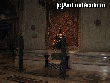 [P29] Statuia in marime naturala a Sfantului Petru suit pe un tron si tinand in mina cheile imparatiei cerului. San Pietro, Vatican.  » foto by vlado2
 - 
<span class="allrVoted glyphicon glyphicon-heart hidden" id="av483301"></span>
<a class="m-l-10 hidden" id="sv483301" onclick="voting_Foto_DelVot(,483301,9312)" role="button">șterge vot <span class="glyphicon glyphicon-remove"></span></a>
<a id="v9483301" class=" c-red"  onclick="voting_Foto_SetVot(483301)" role="button"><span class="glyphicon glyphicon-heart-empty"></span> <b>LIKE</b> = Votează poza</a> <img class="hidden"  id="f483301W9" src="/imagini/loader.gif" border="0" /><span class="AjErrMes hidden" id="e483301ErM"></span>