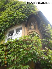 [P13] La Fuggerei, una din multele statui de pe case » foto by cryss27
 - 
<span class="allrVoted glyphicon glyphicon-heart hidden" id="av288772"></span>
<a class="m-l-10 hidden" id="sv288772" onclick="voting_Foto_DelVot(,288772,9315)" role="button">șterge vot <span class="glyphicon glyphicon-remove"></span></a>
<a id="v9288772" class=" c-red"  onclick="voting_Foto_SetVot(288772)" role="button"><span class="glyphicon glyphicon-heart-empty"></span> <b>LIKE</b> = Votează poza</a> <img class="hidden"  id="f288772W9" src="/imagini/loader.gif" border="0" /><span class="AjErrMes hidden" id="e288772ErM"></span>