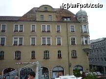 [P22] Augsburg - clădire din RathausPlatz, la parterul căreia este un mare birou de informaţii turistice. » foto by Dragoș_MD
 - 
<span class="allrVoted glyphicon glyphicon-heart hidden" id="av219368"></span>
<a class="m-l-10 hidden" id="sv219368" onclick="voting_Foto_DelVot(,219368,9315)" role="button">șterge vot <span class="glyphicon glyphicon-remove"></span></a>
<a id="v9219368" class=" c-red"  onclick="voting_Foto_SetVot(219368)" role="button"><span class="glyphicon glyphicon-heart-empty"></span> <b>LIKE</b> = Votează poza</a> <img class="hidden"  id="f219368W9" src="/imagini/loader.gif" border="0" /><span class="AjErrMes hidden" id="e219368ErM"></span>