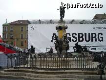 [P29] Augsburg - Fântâna lui Augustus, construită in 1954, cu prilejul sărbătoririi a 1600 de ani de la înfiinţarea oraşului Augsburg. Din păcate, cam ascunsă de panouri şi tribune de la campionatul de minifotbal. » foto by Dragoș_MD
 - 
<span class="allrVoted glyphicon glyphicon-heart hidden" id="av219385"></span>
<a class="m-l-10 hidden" id="sv219385" onclick="voting_Foto_DelVot(,219385,9315)" role="button">șterge vot <span class="glyphicon glyphicon-remove"></span></a>
<a id="v9219385" class=" c-red"  onclick="voting_Foto_SetVot(219385)" role="button"><span class="glyphicon glyphicon-heart-empty"></span> <b>LIKE</b> = Votează poza</a> <img class="hidden"  id="f219385W9" src="/imagini/loader.gif" border="0" /><span class="AjErrMes hidden" id="e219385ErM"></span>