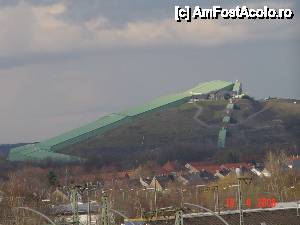 [P15] Alpin Centre Bottrop, amenajat pe o haldă de steril. Înăuntru se schiază. Sus e parcarea » foto by abancor
 - 
<span class="allrVoted glyphicon glyphicon-heart hidden" id="av411232"></span>
<a class="m-l-10 hidden" id="sv411232" onclick="voting_Foto_DelVot(,411232,9331)" role="button">șterge vot <span class="glyphicon glyphicon-remove"></span></a>
<a id="v9411232" class=" c-red"  onclick="voting_Foto_SetVot(411232)" role="button"><span class="glyphicon glyphicon-heart-empty"></span> <b>LIKE</b> = Votează poza</a> <img class="hidden"  id="f411232W9" src="/imagini/loader.gif" border="0" /><span class="AjErrMes hidden" id="e411232ErM"></span>
