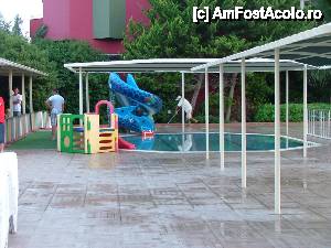 [P19] Piscina copiilor langa miniclub.  » foto by dognean
 - 
<span class="allrVoted glyphicon glyphicon-heart hidden" id="av439568"></span>
<a class="m-l-10 hidden" id="sv439568" onclick="voting_Foto_DelVot(,439568,9345)" role="button">șterge vot <span class="glyphicon glyphicon-remove"></span></a>
<a id="v9439568" class=" c-red"  onclick="voting_Foto_SetVot(439568)" role="button"><span class="glyphicon glyphicon-heart-empty"></span> <b>LIKE</b> = Votează poza</a> <img class="hidden"  id="f439568W9" src="/imagini/loader.gif" border="0" /><span class="AjErrMes hidden" id="e439568ErM"></span>