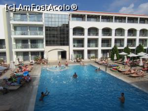 [P01] Vedere spre piscina hotelului, poza fiind făcută din cameră » foto by Bianca.M.B
 - 
<span class="allrVoted glyphicon glyphicon-heart hidden" id="av895357"></span>
<a class="m-l-10 hidden" id="sv895357" onclick="voting_Foto_DelVot(,895357,9348)" role="button">șterge vot <span class="glyphicon glyphicon-remove"></span></a>
<a id="v9895357" class=" c-red"  onclick="voting_Foto_SetVot(895357)" role="button"><span class="glyphicon glyphicon-heart-empty"></span> <b>LIKE</b> = Votează poza</a> <img class="hidden"  id="f895357W9" src="/imagini/loader.gif" border="0" /><span class="AjErrMes hidden" id="e895357ErM"></span>