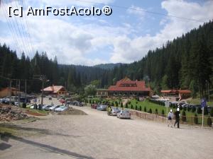 [P35] La plimbare prin Lacu Roșu către lacul cu același nume. Ne aflăm la intrarea în parcarea din centrul stațiunii.  » foto by Floryn81
 - 
<span class="allrVoted glyphicon glyphicon-heart hidden" id="av738005"></span>
<a class="m-l-10 hidden" id="sv738005" onclick="voting_Foto_DelVot(,738005,9349)" role="button">șterge vot <span class="glyphicon glyphicon-remove"></span></a>
<a id="v9738005" class=" c-red"  onclick="voting_Foto_SetVot(738005)" role="button"><span class="glyphicon glyphicon-heart-empty"></span> <b>LIKE</b> = Votează poza</a> <img class="hidden"  id="f738005W9" src="/imagini/loader.gif" border="0" /><span class="AjErrMes hidden" id="e738005ErM"></span>