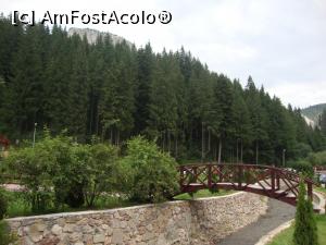 [P55] Traversând podețul peste râu ajungem în curtea Hotelului Lacu Roșu, aflat în apropierea lacului cu același nume.  » foto by Floryn81
 - 
<span class="allrVoted glyphicon glyphicon-heart hidden" id="av738031"></span>
<a class="m-l-10 hidden" id="sv738031" onclick="voting_Foto_DelVot(,738031,9349)" role="button">șterge vot <span class="glyphicon glyphicon-remove"></span></a>
<a id="v9738031" class=" c-red"  onclick="voting_Foto_SetVot(738031)" role="button"><span class="glyphicon glyphicon-heart-empty"></span> <b>LIKE</b> = Votează poza</a> <img class="hidden"  id="f738031W9" src="/imagini/loader.gif" border="0" /><span class="AjErrMes hidden" id="e738031ErM"></span>