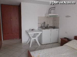 [P08] Zona de chicineta, de fapt o chiuveta si frigider cu plita electrica cu 2 ochiuri. Plus masuta care se vede. Fara scaune, ele erau pe balcon.  » foto by Aurici
 - 
<span class="allrVoted glyphicon glyphicon-heart hidden" id="av623385"></span>
<a class="m-l-10 hidden" id="sv623385" onclick="voting_Foto_DelVot(,623385,9350)" role="button">șterge vot <span class="glyphicon glyphicon-remove"></span></a>
<a id="v9623385" class=" c-red"  onclick="voting_Foto_SetVot(623385)" role="button"><span class="glyphicon glyphicon-heart-empty"></span> <b>LIKE</b> = Votează poza</a> <img class="hidden"  id="f623385W9" src="/imagini/loader.gif" border="0" /><span class="AjErrMes hidden" id="e623385ErM"></span>