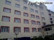 [P10] hotelul vazut din parcare. camera in care am stat este cea de la etajul 3 cu geamul din mijloc deschis » foto by nicole33
 - 
<span class="allrVoted glyphicon glyphicon-heart hidden" id="av222031"></span>
<a class="m-l-10 hidden" id="sv222031" onclick="voting_Foto_DelVot(,222031,9368)" role="button">șterge vot <span class="glyphicon glyphicon-remove"></span></a>
<a id="v9222031" class=" c-red"  onclick="voting_Foto_SetVot(222031)" role="button"><span class="glyphicon glyphicon-heart-empty"></span> <b>LIKE</b> = Votează poza</a> <img class="hidden"  id="f222031W9" src="/imagini/loader.gif" border="0" /><span class="AjErrMes hidden" id="e222031ErM"></span>