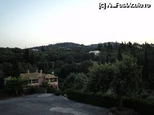 [P06] Curtea din spate pe care se ajungea urcand scarile (erau in dreptul felinarului alb). Se vede si aici diferenta de altitudine intre casa de pe straduta si curtea hotelului.  » foto by monaca
 - 
<span class="allrVoted glyphicon glyphicon-heart hidden" id="av692250"></span>
<a class="m-l-10 hidden" id="sv692250" onclick="voting_Foto_DelVot(,692250,9391)" role="button">șterge vot <span class="glyphicon glyphicon-remove"></span></a>
<a id="v9692250" class=" c-red"  onclick="voting_Foto_SetVot(692250)" role="button"><span class="glyphicon glyphicon-heart-empty"></span> <b>LIKE</b> = Votează poza</a> <img class="hidden"  id="f692250W9" src="/imagini/loader.gif" border="0" /><span class="AjErrMes hidden" id="e692250ErM"></span>