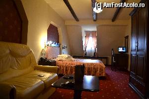 [P09] Camera este spatioasa (camera 104), are insa o singura fereastra e la mansarda, insa eu am fost multumita 
E adevarat ca cea mai frumoasa camera din pensiune este 103 cu doua ferestre, este mai mult decat spatioasa, luminoasa...  » foto by elenahelen
 - 
<span class="allrVoted glyphicon glyphicon-heart hidden" id="av407173"></span>
<a class="m-l-10 hidden" id="sv407173" onclick="voting_Foto_DelVot(,407173,9393)" role="button">șterge vot <span class="glyphicon glyphicon-remove"></span></a>
<a id="v9407173" class=" c-red"  onclick="voting_Foto_SetVot(407173)" role="button"><span class="glyphicon glyphicon-heart-empty"></span> <b>LIKE</b> = Votează poza</a> <img class="hidden"  id="f407173W9" src="/imagini/loader.gif" border="0" /><span class="AjErrMes hidden" id="e407173ErM"></span>