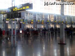 [P44] Aeroportul din Malaga, ghișee de check-in. Nu au puține.  » foto by le_maitre
 - 
<span class="allrVoted glyphicon glyphicon-heart hidden" id="av487077"></span>
<a class="m-l-10 hidden" id="sv487077" onclick="voting_Foto_DelVot(,487077,9427)" role="button">șterge vot <span class="glyphicon glyphicon-remove"></span></a>
<a id="v9487077" class=" c-red"  onclick="voting_Foto_SetVot(487077)" role="button"><span class="glyphicon glyphicon-heart-empty"></span> <b>LIKE</b> = Votează poza</a> <img class="hidden"  id="f487077W9" src="/imagini/loader.gif" border="0" /><span class="AjErrMes hidden" id="e487077ErM"></span>