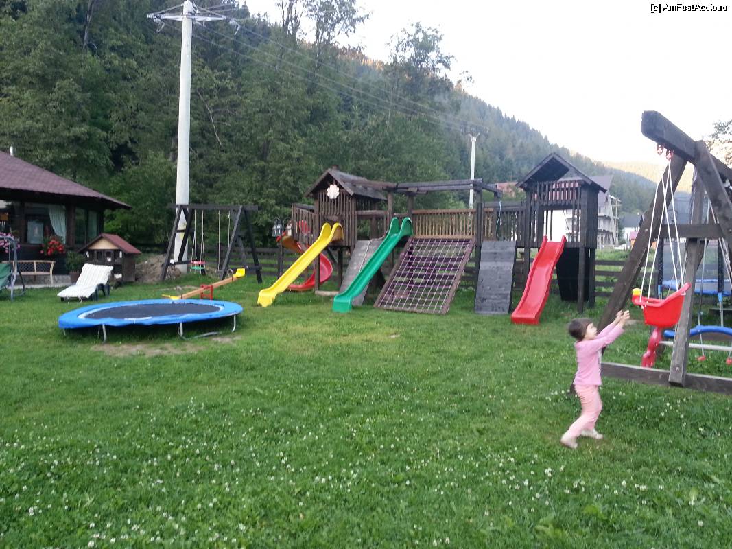[P12] Locul de joaca pentru cei mici. Mai multe leagane, saltele, topaitoare, tobogane, cataratoare. Stare foarte buna. Siguranta pentru copii.  » foto by Dan&Ema
 - 
<span class="allrVoted glyphicon glyphicon-heart hidden" id="av530780"></span>
<a class="m-l-10 hidden" id="sv530780" onclick="voting_Foto_DelVot(,530780,9433)" role="button">șterge vot <span class="glyphicon glyphicon-remove"></span></a>
<a id="v9530780" class=" c-red"  onclick="voting_Foto_SetVot(530780)" role="button"><span class="glyphicon glyphicon-heart-empty"></span> <b>LIKE</b> = Votează poza</a> <img class="hidden"  id="f530780W9" src="/imagini/loader.gif" border="0" /><span class="AjErrMes hidden" id="e530780ErM"></span>