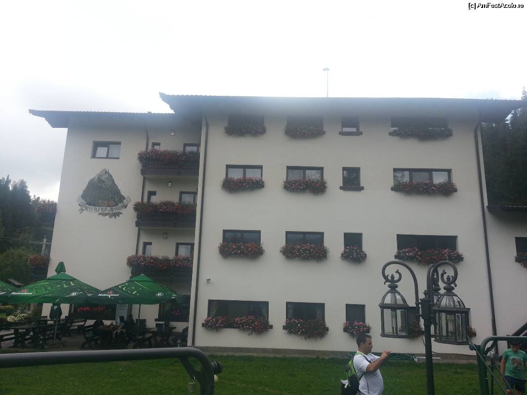 [P13] Corpul cladirii vazut dinspre locul de joaca. Flori la toate geamurile, iarba in curte, felinare, mese cu umbrelute. un standard ce se doreste a fi aratat.  » foto by Dan&Ema
 - 
<span class="allrVoted glyphicon glyphicon-heart hidden" id="av530781"></span>
<a class="m-l-10 hidden" id="sv530781" onclick="voting_Foto_DelVot(,530781,9433)" role="button">șterge vot <span class="glyphicon glyphicon-remove"></span></a>
<a id="v9530781" class=" c-red"  onclick="voting_Foto_SetVot(530781)" role="button"><span class="glyphicon glyphicon-heart-empty"></span> <b>LIKE</b> = Votează poza</a> <img class="hidden"  id="f530781W9" src="/imagini/loader.gif" border="0" /><span class="AjErrMes hidden" id="e530781ErM"></span>