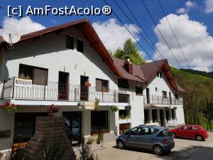 [P03] Mâncare gustoasă într-un peisaj de vis - parcarea din faţa pensiunii. În stânga este intrarea în restaurant » foto by nicole33
 - 
<span class="allrVoted glyphicon glyphicon-heart hidden" id="av1082321"></span>
<a class="m-l-10 hidden" id="sv1082321" onclick="voting_Foto_DelVot(,1082321,9447)" role="button">șterge vot <span class="glyphicon glyphicon-remove"></span></a>
<a id="v91082321" class=" c-red"  onclick="voting_Foto_SetVot(1082321)" role="button"><span class="glyphicon glyphicon-heart-empty"></span> <b>LIKE</b> = Votează poza</a> <img class="hidden"  id="f1082321W9" src="/imagini/loader.gif" border="0" /><span class="AjErrMes hidden" id="e1082321ErM"></span>