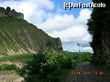 [P14] Piatra Şoimului - este în stînga imaginii. Accesul este peste pîrîu, pe un pod. Înainte este satul Piatra Şoimului, în spate satul Poieni precum şi zona montană. » foto by Qvadratvus
 - 
<span class="allrVoted glyphicon glyphicon-heart hidden" id="av209589"></span>
<a class="m-l-10 hidden" id="sv209589" onclick="voting_Foto_DelVot(,209589,9454)" role="button">șterge vot <span class="glyphicon glyphicon-remove"></span></a>
<a id="v9209589" class=" c-red"  onclick="voting_Foto_SetVot(209589)" role="button"><span class="glyphicon glyphicon-heart-empty"></span> <b>LIKE</b> = Votează poza</a> <img class="hidden"  id="f209589W9" src="/imagini/loader.gif" border="0" /><span class="AjErrMes hidden" id="e209589ErM"></span>