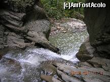 [P09] Ieşirea din Cheile Bolovănişului - Cascada din aval - Sifonul. Mai jos este un prag după care urmează o nouă cădere de apă. Accesul din aval este dificil, pereţii văii sunt prăpăstioşi şi trebuie să te duci cîteva sute de m în jos, pentru a putea găsi o vale secundară pe care să poţi coborî. » foto by Qvadratvus
 - 
<span class="allrVoted glyphicon glyphicon-heart hidden" id="av255369"></span>
<a class="m-l-10 hidden" id="sv255369" onclick="voting_Foto_DelVot(,255369,9454)" role="button">șterge vot <span class="glyphicon glyphicon-remove"></span></a>
<a id="v9255369" class=" c-red"  onclick="voting_Foto_SetVot(255369)" role="button"><span class="glyphicon glyphicon-heart-empty"></span> <b>LIKE</b> = Votează poza</a> <img class="hidden"  id="f255369W9" src="/imagini/loader.gif" border="0" /><span class="AjErrMes hidden" id="e255369ErM"></span>