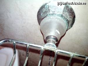 [P06] obiectele din baie sunt de neatins , nici nu ai avea de ce ,sapun NU ,sampon NU ,la suportul de hartie un tub din carton asteapta de vreme buna sa il arunce cineva » foto by VamaVeche
 - 
<span class="allrVoted glyphicon glyphicon-heart hidden" id="av593429"></span>
<a class="m-l-10 hidden" id="sv593429" onclick="voting_Foto_DelVot(,593429,9465)" role="button">șterge vot <span class="glyphicon glyphicon-remove"></span></a>
<a id="v9593429" class=" c-red"  onclick="voting_Foto_SetVot(593429)" role="button"><span class="glyphicon glyphicon-heart-empty"></span> <b>LIKE</b> = Votează poza</a> <img class="hidden"  id="f593429W9" src="/imagini/loader.gif" border="0" /><span class="AjErrMes hidden" id="e593429ErM"></span>