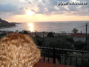 [P08] Marea vazuta la rasarit din balconul de la etajul apartamentului, peste vilele din Skala Panaghia, spre golful de la Golden Beach.  » foto by calatorul
 - 
<span class="allrVoted glyphicon glyphicon-heart hidden" id="av563593"></span>
<a class="m-l-10 hidden" id="sv563593" onclick="voting_Foto_DelVot(,563593,9496)" role="button">șterge vot <span class="glyphicon glyphicon-remove"></span></a>
<a id="v9563593" class=" c-red"  onclick="voting_Foto_SetVot(563593)" role="button"><span class="glyphicon glyphicon-heart-empty"></span> <b>LIKE</b> = Votează poza</a> <img class="hidden"  id="f563593W9" src="/imagini/loader.gif" border="0" /><span class="AjErrMes hidden" id="e563593ErM"></span>