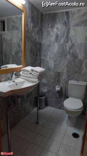 [P30] Primă imagine din baia camerei de la Miramare Resort & Spa.  » foto by Costi
 - 
<span class="allrVoted glyphicon glyphicon-heart hidden" id="av679312"></span>
<a class="m-l-10 hidden" id="sv679312" onclick="voting_Foto_DelVot(,679312,9512)" role="button">șterge vot <span class="glyphicon glyphicon-remove"></span></a>
<a id="v9679312" class=" c-red"  onclick="voting_Foto_SetVot(679312)" role="button"><span class="glyphicon glyphicon-heart-empty"></span> <b>LIKE</b> = Votează poza</a> <img class="hidden"  id="f679312W9" src="/imagini/loader.gif" border="0" /><span class="AjErrMes hidden" id="e679312ErM"></span>