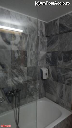 [P32] Baia are cadă; dacă vrei să faci duș, peretele de sticlă împiedică apa să curgă pe podeaua băii.  » foto by Costi
 - 
<span class="allrVoted glyphicon glyphicon-heart hidden" id="av679314"></span>
<a class="m-l-10 hidden" id="sv679314" onclick="voting_Foto_DelVot(,679314,9512)" role="button">șterge vot <span class="glyphicon glyphicon-remove"></span></a>
<a id="v9679314" class=" c-red"  onclick="voting_Foto_SetVot(679314)" role="button"><span class="glyphicon glyphicon-heart-empty"></span> <b>LIKE</b> = Votează poza</a> <img class="hidden"  id="f679314W9" src="/imagini/loader.gif" border="0" /><span class="AjErrMes hidden" id="e679314ErM"></span>