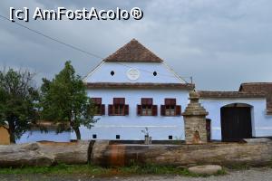 [P17] Casă și fîntână în Viscri » foto by AZE
 - 
<span class="allrVoted glyphicon glyphicon-heart hidden" id="av1187118"></span>
<a class="m-l-10 hidden" id="sv1187118" onclick="voting_Foto_DelVot(,1187118,9553)" role="button">șterge vot <span class="glyphicon glyphicon-remove"></span></a>
<a id="v91187118" class=" c-red"  onclick="voting_Foto_SetVot(1187118)" role="button"><span class="glyphicon glyphicon-heart-empty"></span> <b>LIKE</b> = Votează poza</a> <img class="hidden"  id="f1187118W9" src="/imagini/loader.gif" border="0" /><span class="AjErrMes hidden" id="e1187118ErM"></span>