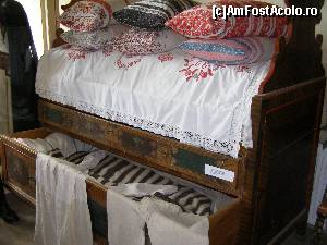 [P33] Evadare in trecut: Viscri - Pat traditional sasesc cu sertar, expus in muzeul Bisericii Albe » foto by RoF*
 - 
<span class="allrVoted glyphicon glyphicon-heart hidden" id="av516768"></span>
<a class="m-l-10 hidden" id="sv516768" onclick="voting_Foto_DelVot(,516768,9553)" role="button">șterge vot <span class="glyphicon glyphicon-remove"></span></a>
<a id="v9516768" class=" c-red"  onclick="voting_Foto_SetVot(516768)" role="button"><span class="glyphicon glyphicon-heart-empty"></span> <b>LIKE</b> = Votează poza</a> <img class="hidden"  id="f516768W9" src="/imagini/loader.gif" border="0" /><span class="AjErrMes hidden" id="e516768ErM"></span>