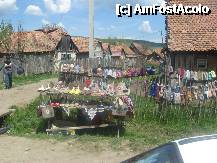 [P11] La iesirea din sat e un mic targ, unde poti negocia totul, spre exemplu, pretul de pornire la tuica e de 50 de lei litrul iar in unele cazuri de vanzari 'en gros', 'ti se dau papucii' gratis » foto by dorgo
 - 
<span class="allrVoted glyphicon glyphicon-heart hidden" id="av201486"></span>
<a class="m-l-10 hidden" id="sv201486" onclick="voting_Foto_DelVot(,201486,9553)" role="button">șterge vot <span class="glyphicon glyphicon-remove"></span></a>
<a id="v9201486" class=" c-red"  onclick="voting_Foto_SetVot(201486)" role="button"><span class="glyphicon glyphicon-heart-empty"></span> <b>LIKE</b> = Votează poza</a> <img class="hidden"  id="f201486W9" src="/imagini/loader.gif" border="0" /><span class="AjErrMes hidden" id="e201486ErM"></span>