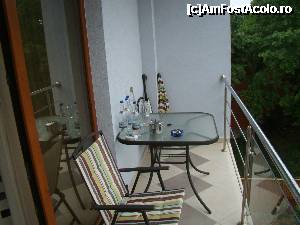 [P05] Balconul dupa sprit. Prosoapele se intind pe balustrada sau scaune. Frapiera, sticlele si paharele sint 'prin amabilitatea' barului din lobby. Jos e piscina. Pe cealalta parte, vederea e catre un teren liber. Dupa copaci e calea ferata (nezgomotoasa).  » foto by abancor
 - 
<span class="allrVoted glyphicon glyphicon-heart hidden" id="av343598"></span>
<a class="m-l-10 hidden" id="sv343598" onclick="voting_Foto_DelVot(,343598,9600)" role="button">șterge vot <span class="glyphicon glyphicon-remove"></span></a>
<a id="v9343598" class=" c-red"  onclick="voting_Foto_SetVot(343598)" role="button"><span class="glyphicon glyphicon-heart-empty"></span> <b>LIKE</b> = Votează poza</a> <img class="hidden"  id="f343598W9" src="/imagini/loader.gif" border="0" /><span class="AjErrMes hidden" id="e343598ErM"></span>