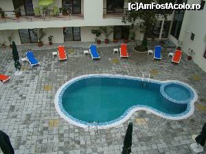 [P06] Asta e piscina, vazuta din balcon. Nu pare mica, este! Vizavi e un bloc cu apartamente de vacanta. Sub umbrele ar trebui sa fie mesele restaurantului si alte sezlonguri, dar acum era vreme urita.  » foto by abancor
 - 
<span class="allrVoted glyphicon glyphicon-heart hidden" id="av343599"></span>
<a class="m-l-10 hidden" id="sv343599" onclick="voting_Foto_DelVot(,343599,9600)" role="button">șterge vot <span class="glyphicon glyphicon-remove"></span></a>
<a id="v9343599" class=" c-red"  onclick="voting_Foto_SetVot(343599)" role="button"><span class="glyphicon glyphicon-heart-empty"></span> <b>LIKE</b> = Votează poza</a> <img class="hidden"  id="f343599W9" src="/imagini/loader.gif" border="0" /><span class="AjErrMes hidden" id="e343599ErM"></span>