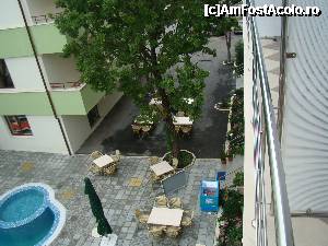 [P07] Vedere inspre strada principala. Se vede nitel din parcare. Dincolo de strada e Hotel Cocor. Pe linga frigiderul de inghetata e intrarea in restaurant. Scarile din planul 2 sint intrarea in hotel. Mesele sint ale restaurantului, iar cladirea verde e blocul de vizavi.  » foto by abancor
 - 
<span class="allrVoted glyphicon glyphicon-heart hidden" id="av343601"></span>
<a class="m-l-10 hidden" id="sv343601" onclick="voting_Foto_DelVot(,343601,9600)" role="button">șterge vot <span class="glyphicon glyphicon-remove"></span></a>
<a id="v9343601" class=" c-red"  onclick="voting_Foto_SetVot(343601)" role="button"><span class="glyphicon glyphicon-heart-empty"></span> <b>LIKE</b> = Votează poza</a> <img class="hidden"  id="f343601W9" src="/imagini/loader.gif" border="0" /><span class="AjErrMes hidden" id="e343601ErM"></span>
