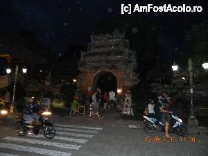 [P19] palatul regal din Ubud, seara » foto by andreea72
 - 
<span class="allrVoted glyphicon glyphicon-heart hidden" id="av502142"></span>
<a class="m-l-10 hidden" id="sv502142" onclick="voting_Foto_DelVot(,502142,9617)" role="button">șterge vot <span class="glyphicon glyphicon-remove"></span></a>
<a id="v9502142" class=" c-red"  onclick="voting_Foto_SetVot(502142)" role="button"><span class="glyphicon glyphicon-heart-empty"></span> <b>LIKE</b> = Votează poza</a> <img class="hidden"  id="f502142W9" src="/imagini/loader.gif" border="0" /><span class="AjErrMes hidden" id="e502142ErM"></span>