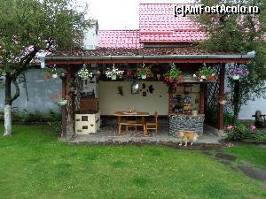 [P20] Terasa dinspre stradă. În stânga se poate vedea plita la care se pot prepara diverse mâncăruri la ceaun.  » foto by Safta Radu
 - 
<span class="allrVoted glyphicon glyphicon-heart hidden" id="av630846"></span>
<a class="m-l-10 hidden" id="sv630846" onclick="voting_Foto_DelVot(,630846,9623)" role="button">șterge vot <span class="glyphicon glyphicon-remove"></span></a>
<a id="v9630846" class=" c-red"  onclick="voting_Foto_SetVot(630846)" role="button"><span class="glyphicon glyphicon-heart-empty"></span> <b>LIKE</b> = Votează poza</a> <img class="hidden"  id="f630846W9" src="/imagini/loader.gif" border="0" /><span class="AjErrMes hidden" id="e630846ErM"></span>