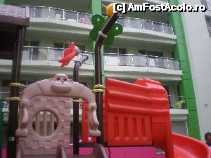 [P05] hotel fortuna, eforie nord, spatiul de joaca din spatele hotelului (bine dotat cu tobogane, leagane, balansoar, scaune, masa de ping-pong); de remarcat faptul ca regulamentul hotelului presupune un program de folosire a spatiului de joaca)  » foto by kathya*
 - 
<span class="allrVoted glyphicon glyphicon-heart hidden" id="av502822"></span>
<a class="m-l-10 hidden" id="sv502822" onclick="voting_Foto_DelVot(,502822,9637)" role="button">șterge vot <span class="glyphicon glyphicon-remove"></span></a>
<a id="v9502822" class=" c-red"  onclick="voting_Foto_SetVot(502822)" role="button"><span class="glyphicon glyphicon-heart-empty"></span> <b>LIKE</b> = Votează poza</a> <img class="hidden"  id="f502822W9" src="/imagini/loader.gif" border="0" /><span class="AjErrMes hidden" id="e502822ErM"></span>