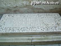 [P11] Manastirea Caldarusani, lespedea de mormant a mitropolitului Grigorie Dascalul al Ungrovlahiei din pridvorul bisericii. » foto by andrei44*
 - 
<span class="allrVoted glyphicon glyphicon-heart hidden" id="av306334"></span>
<a class="m-l-10 hidden" id="sv306334" onclick="voting_Foto_DelVot(,306334,9639)" role="button">șterge vot <span class="glyphicon glyphicon-remove"></span></a>
<a id="v9306334" class=" c-red"  onclick="voting_Foto_SetVot(306334)" role="button"><span class="glyphicon glyphicon-heart-empty"></span> <b>LIKE</b> = Votează poza</a> <img class="hidden"  id="f306334W9" src="/imagini/loader.gif" border="0" /><span class="AjErrMes hidden" id="e306334ErM"></span>