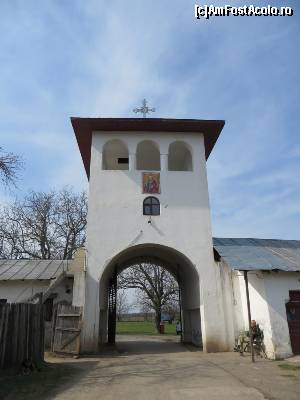 [P02] Turnul de intrare în prima incintă - în fața lui e prima parcare (neamenajată).  » foto by tata123 🔱
 - 
<span class="allrVoted glyphicon glyphicon-heart hidden" id="av604728"></span>
<a class="m-l-10 hidden" id="sv604728" onclick="voting_Foto_DelVot(,604728,9639)" role="button">șterge vot <span class="glyphicon glyphicon-remove"></span></a>
<a id="v9604728" class=" c-red"  onclick="voting_Foto_SetVot(604728)" role="button"><span class="glyphicon glyphicon-heart-empty"></span> <b>LIKE</b> = Votează poza</a> <img class="hidden"  id="f604728W9" src="/imagini/loader.gif" border="0" /><span class="AjErrMes hidden" id="e604728ErM"></span>