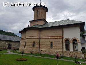 [P12] Biserica mănăstirii Polovragi. Trandafiri superbi pe pajistea verde din jurul acesteia.  » foto by iulian68
 - 
<span class="allrVoted glyphicon glyphicon-heart hidden" id="av993428"></span>
<a class="m-l-10 hidden" id="sv993428" onclick="voting_Foto_DelVot(,993428,9640)" role="button">șterge vot <span class="glyphicon glyphicon-remove"></span></a>
<a id="v9993428" class=" c-red"  onclick="voting_Foto_SetVot(993428)" role="button"><span class="glyphicon glyphicon-heart-empty"></span> <b>LIKE</b> = Votează poza</a> <img class="hidden"  id="f993428W9" src="/imagini/loader.gif" border="0" /><span class="AjErrMes hidden" id="e993428ErM"></span>