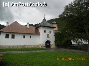 [P21] turnul Clopotniță de la mănăstirea Polovragi » foto by zlatna
 - 
<span class="allrVoted glyphicon glyphicon-heart hidden" id="av880341"></span>
<a class="m-l-10 hidden" id="sv880341" onclick="voting_Foto_DelVot(,880341,9640)" role="button">șterge vot <span class="glyphicon glyphicon-remove"></span></a>
<a id="v9880341" class=" c-red"  onclick="voting_Foto_SetVot(880341)" role="button"><span class="glyphicon glyphicon-heart-empty"></span> <b>LIKE</b> = Votează poza</a> <img class="hidden"  id="f880341W9" src="/imagini/loader.gif" border="0" /><span class="AjErrMes hidden" id="e880341ErM"></span>