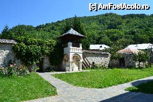 [P12] Mănăstirea Polovragi, zidul de protecție » foto by unq
 - 
<span class="allrVoted glyphicon glyphicon-heart hidden" id="av449037"></span>
<a class="m-l-10 hidden" id="sv449037" onclick="voting_Foto_DelVot(,449037,9640)" role="button">șterge vot <span class="glyphicon glyphicon-remove"></span></a>
<a id="v9449037" class=" c-red"  onclick="voting_Foto_SetVot(449037)" role="button"><span class="glyphicon glyphicon-heart-empty"></span> <b>LIKE</b> = Votează poza</a> <img class="hidden"  id="f449037W9" src="/imagini/loader.gif" border="0" /><span class="AjErrMes hidden" id="e449037ErM"></span>