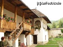 [P06] Manastirea Polovragi - chiliile maicutelor si florile multicolore » foto by ascent
 - 
<span class="allrVoted glyphicon glyphicon-heart hidden" id="av169933"></span>
<a class="m-l-10 hidden" id="sv169933" onclick="voting_Foto_DelVot(,169933,9640)" role="button">șterge vot <span class="glyphicon glyphicon-remove"></span></a>
<a id="v9169933" class=" c-red"  onclick="voting_Foto_SetVot(169933)" role="button"><span class="glyphicon glyphicon-heart-empty"></span> <b>LIKE</b> = Votează poza</a> <img class="hidden"  id="f169933W9" src="/imagini/loader.gif" border="0" /><span class="AjErrMes hidden" id="e169933ErM"></span>