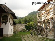 [P07] Manastirea Polovragi - in dreapta biserica aflata in renovare » foto by ascent
 - 
<span class="allrVoted glyphicon glyphicon-heart hidden" id="av169934"></span>
<a class="m-l-10 hidden" id="sv169934" onclick="voting_Foto_DelVot(,169934,9640)" role="button">șterge vot <span class="glyphicon glyphicon-remove"></span></a>
<a id="v9169934" class=" c-red"  onclick="voting_Foto_SetVot(169934)" role="button"><span class="glyphicon glyphicon-heart-empty"></span> <b>LIKE</b> = Votează poza</a> <img class="hidden"  id="f169934W9" src="/imagini/loader.gif" border="0" /><span class="AjErrMes hidden" id="e169934ErM"></span>