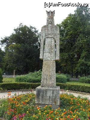 [P12] Mănăstirea Curtea de Argeș - Lângă intrare, statuia ctitorului Neagoe Basarab.  » foto by iulianic
 - 
<span class="allrVoted glyphicon glyphicon-heart hidden" id="av700306"></span>
<a class="m-l-10 hidden" id="sv700306" onclick="voting_Foto_DelVot(,700306,9642)" role="button">șterge vot <span class="glyphicon glyphicon-remove"></span></a>
<a id="v9700306" class=" c-red"  onclick="voting_Foto_SetVot(700306)" role="button"><span class="glyphicon glyphicon-heart-empty"></span> <b>LIKE</b> = Votează poza</a> <img class="hidden"  id="f700306W9" src="/imagini/loader.gif" border="0" /><span class="AjErrMes hidden" id="e700306ErM"></span>