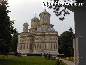 [P15] Mănăstirea Curtea de Argeș - Biserica văzută din partea de sud-est.  » foto by iulianic
 - 
<span class="allrVoted glyphicon glyphicon-heart hidden" id="av700309"></span>
<a class="m-l-10 hidden" id="sv700309" onclick="voting_Foto_DelVot(,700309,9642)" role="button">șterge vot <span class="glyphicon glyphicon-remove"></span></a>
<a id="v9700309" class=" c-red"  onclick="voting_Foto_SetVot(700309)" role="button"><span class="glyphicon glyphicon-heart-empty"></span> <b>LIKE</b> = Votează poza</a> <img class="hidden"  id="f700309W9" src="/imagini/loader.gif" border="0" /><span class="AjErrMes hidden" id="e700309ErM"></span>