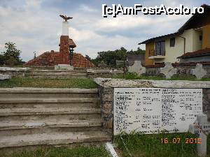 [P33] Curtea de Argeș - Cimitirul Eroilor.  » foto by iulianic
 - 
<span class="allrVoted glyphicon glyphicon-heart hidden" id="av700327"></span>
<a class="m-l-10 hidden" id="sv700327" onclick="voting_Foto_DelVot(,700327,9642)" role="button">șterge vot <span class="glyphicon glyphicon-remove"></span></a>
<a id="v9700327" class=" c-red"  onclick="voting_Foto_SetVot(700327)" role="button"><span class="glyphicon glyphicon-heart-empty"></span> <b>LIKE</b> = Votează poza</a> <img class="hidden"  id="f700327W9" src="/imagini/loader.gif" border="0" /><span class="AjErrMes hidden" id="e700327ErM"></span>