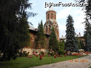[P05] Mănăstirea Curtea de Argeș - Paraclisul și minunatul parc din fața lui.  » foto by iulianic
 - 
<span class="allrVoted glyphicon glyphicon-heart hidden" id="av700299"></span>
<a class="m-l-10 hidden" id="sv700299" onclick="voting_Foto_DelVot(,700299,9642)" role="button">șterge vot <span class="glyphicon glyphicon-remove"></span></a>
<a id="v9700299" class=" c-red"  onclick="voting_Foto_SetVot(700299)" role="button"><span class="glyphicon glyphicon-heart-empty"></span> <b>LIKE</b> = Votează poza</a> <img class="hidden"  id="f700299W9" src="/imagini/loader.gif" border="0" /><span class="AjErrMes hidden" id="e700299ErM"></span>