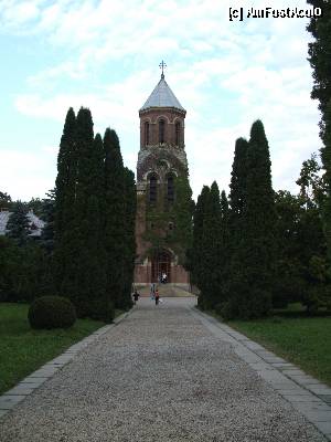 [P03] biserica cu moaştele sfintei Filofteia, văzută de la distanţă (din spatele bisericii propriu-zise)  » foto by vanda
 - 
<span class="allrVoted glyphicon glyphicon-heart hidden" id="av345903"></span>
<a class="m-l-10 hidden" id="sv345903" onclick="voting_Foto_DelVot(,345903,9642)" role="button">șterge vot <span class="glyphicon glyphicon-remove"></span></a>
<a id="v9345903" class=" c-red"  onclick="voting_Foto_SetVot(345903)" role="button"><span class="glyphicon glyphicon-heart-empty"></span> <b>LIKE</b> = Votează poza</a> <img class="hidden"  id="f345903W9" src="/imagini/loader.gif" border="0" /><span class="AjErrMes hidden" id="e345903ErM"></span>