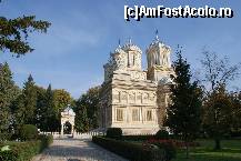 [P03] Mănăstirea Curtea de Argeş. Vedere de pe aleea de la intrarea veche » foto by Costi
 - 
<span class="allrVoted glyphicon glyphicon-heart hidden" id="av150222"></span>
<a class="m-l-10 hidden" id="sv150222" onclick="voting_Foto_DelVot(,150222,9642)" role="button">șterge vot <span class="glyphicon glyphicon-remove"></span></a>
<a id="v9150222" class=" c-red"  onclick="voting_Foto_SetVot(150222)" role="button"><span class="glyphicon glyphicon-heart-empty"></span> <b>LIKE</b> = Votează poza</a> <img class="hidden"  id="f150222W9" src="/imagini/loader.gif" border="0" /><span class="AjErrMes hidden" id="e150222ErM"></span>