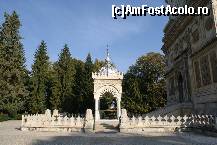[P04] Agheasmatarul de la intrarea în Catedrala Mănăstirii Curtea de Argeş » foto by Costi
 - 
<span class="allrVoted glyphicon glyphicon-heart hidden" id="av150224"></span>
<a class="m-l-10 hidden" id="sv150224" onclick="voting_Foto_DelVot(,150224,9642)" role="button">șterge vot <span class="glyphicon glyphicon-remove"></span></a>
<a id="v9150224" class=" c-red"  onclick="voting_Foto_SetVot(150224)" role="button"><span class="glyphicon glyphicon-heart-empty"></span> <b>LIKE</b> = Votează poza</a> <img class="hidden"  id="f150224W9" src="/imagini/loader.gif" border="0" /><span class="AjErrMes hidden" id="e150224ErM"></span>
