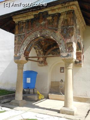 [P15] Mănăstirea Hurezi - Fântâna de pe latura estică a incintei. » foto by iulianic
 - 
<span class="allrVoted glyphicon glyphicon-heart hidden" id="av1257261"></span>
<a class="m-l-10 hidden" id="sv1257261" onclick="voting_Foto_DelVot(,1257261,9643)" role="button">șterge vot <span class="glyphicon glyphicon-remove"></span></a>
<a id="v91257261" class=" c-red"  onclick="voting_Foto_SetVot(1257261)" role="button"><span class="glyphicon glyphicon-heart-empty"></span> <b>LIKE</b> = Votează poza</a> <img class="hidden"  id="f1257261W9" src="/imagini/loader.gif" border="0" /><span class="AjErrMes hidden" id="e1257261ErM"></span>