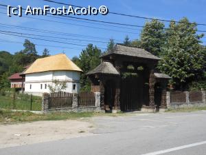 [P20] Mănăstirea Hurezi - Biserica "Sfinții Îngeri" și poarta din lemn sculptat. » foto by iulianic
 - 
<span class="allrVoted glyphicon glyphicon-heart hidden" id="av1257266"></span>
<a class="m-l-10 hidden" id="sv1257266" onclick="voting_Foto_DelVot(,1257266,9643)" role="button">șterge vot <span class="glyphicon glyphicon-remove"></span></a>
<a id="v91257266" class=" c-red"  onclick="voting_Foto_SetVot(1257266)" role="button"><span class="glyphicon glyphicon-heart-empty"></span> <b>LIKE</b> = Votează poza</a> <img class="hidden"  id="f1257266W9" src="/imagini/loader.gif" border="0" /><span class="AjErrMes hidden" id="e1257266ErM"></span>