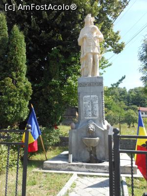 [P23] Mănăstirea Hurezi - Monumentul Eroilor comunei care s-au jertfit în Primul Război Mondial. » foto by iulianic
 - 
<span class="allrVoted glyphicon glyphicon-heart hidden" id="av1257269"></span>
<a class="m-l-10 hidden" id="sv1257269" onclick="voting_Foto_DelVot(,1257269,9643)" role="button">șterge vot <span class="glyphicon glyphicon-remove"></span></a>
<a id="v91257269" class=" c-red"  onclick="voting_Foto_SetVot(1257269)" role="button"><span class="glyphicon glyphicon-heart-empty"></span> <b>LIKE</b> = Votează poza</a> <img class="hidden"  id="f1257269W9" src="/imagini/loader.gif" border="0" /><span class="AjErrMes hidden" id="e1257269ErM"></span>